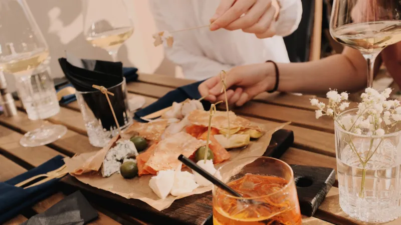 Apéro français : le manuel secret que personne ne vous a jamais remis à la porte