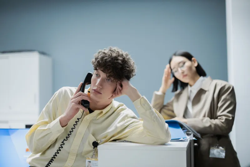 L'appel professionnel à la française : dix secondes de silence et une promesse que personne ne tiendra