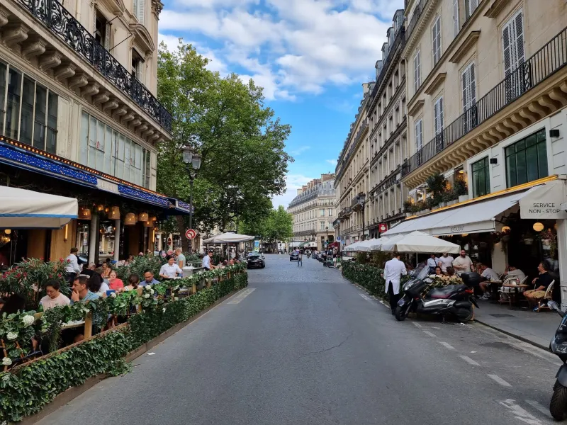 L'art du « bonjour » à la française : ce mot à deux syllabes qui peut ruiner votre journée en un regard