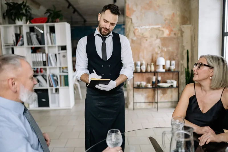 Commander au restaurant sans déclencher une guerre froide avec le serveur : mode d'emploi