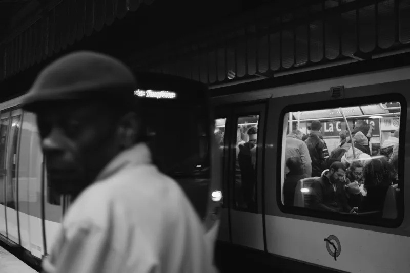 Faire la queue en France : une épreuve existentielle que Sartre n'aurait pas osé imaginer