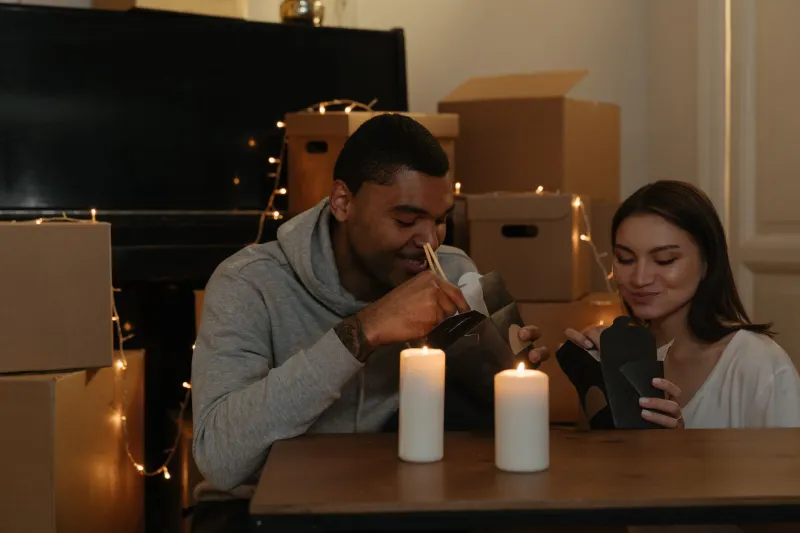 Livraison romantique : l'odyssée du dîner en amoureux qui sent le polystyrène et la déception