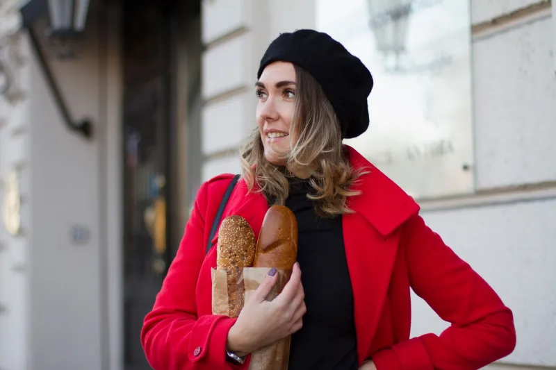 Béret, baguette et mauvaise humeur : ce que les étrangers croient vraiment savoir sur les Français