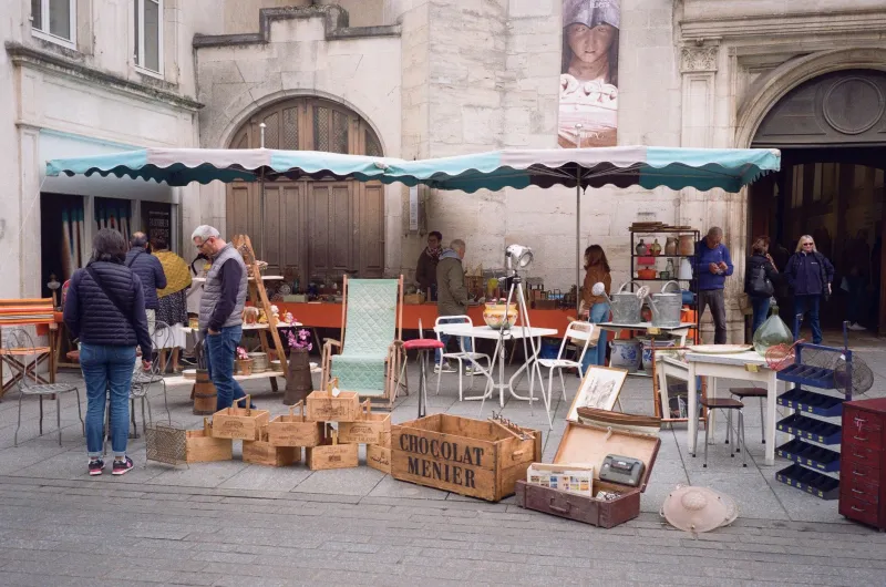 Vide-grenier du dimanche matin : le grand ballet des 50 centimes et des regards désapprobateurs